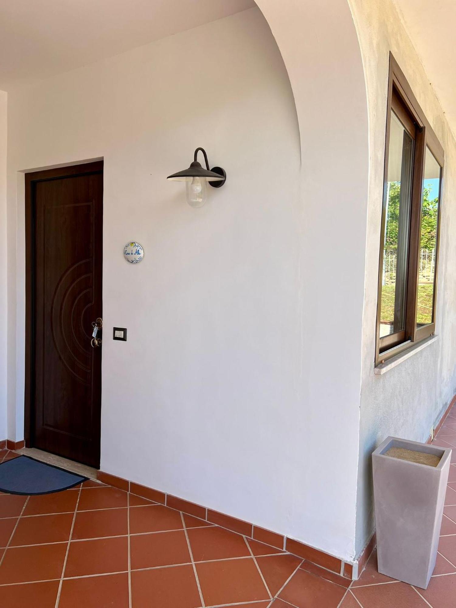 Апартаменты A Casa Di Ale Санта-Мария-ди-Кастеллабате Экстерьер фото
